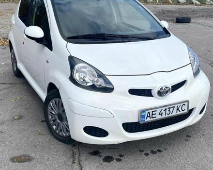 Белый Тойота Айго, объемом двигателя 1 л и пробегом 185 тыс. км за 6100 $, фото 1 на Automoto.ua