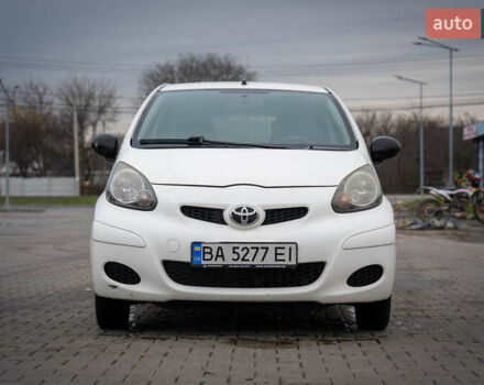 Белый Тойота Айго, объемом двигателя 1 л и пробегом 240 тыс. км за 4000 $, фото 1 на Automoto.ua
