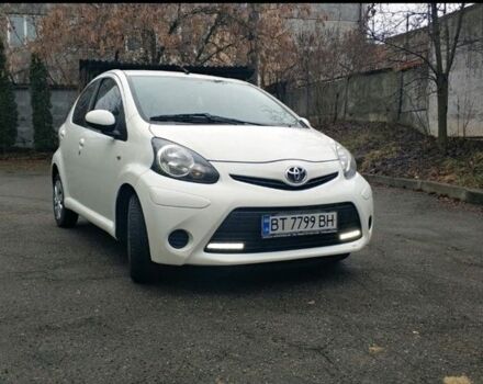 Белый Тойота Айго, объемом двигателя 1 л и пробегом 98 тыс. км за 6900 $, фото 1 на Automoto.ua