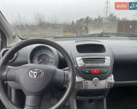 Черный Тойота Айго, объемом двигателя 1 л и пробегом 202 тыс. км за 7000 $, фото 5 на Automoto.ua