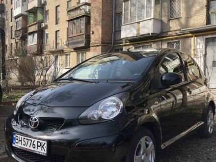 Черный Тойота Айго, объемом двигателя 1 л и пробегом 172 тыс. км за 5900 $, фото 1 на Automoto.ua