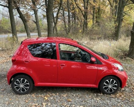 Красный Тойота Айго, объемом двигателя 1 л и пробегом 60 тыс. км за 3541 $, фото 5 на Automoto.ua