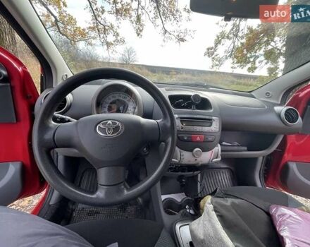 Красный Тойота Айго, объемом двигателя 1 л и пробегом 60 тыс. км за 3541 $, фото 11 на Automoto.ua