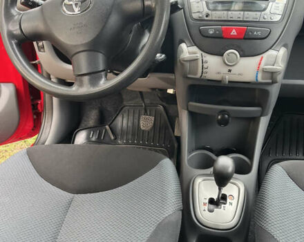 Красный Тойота Айго, объемом двигателя 1 л и пробегом 162 тыс. км за 5000 $, фото 12 на Automoto.ua