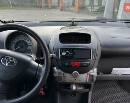 Красный Тойота Айго, объемом двигателя 1 л и пробегом 200 тыс. км за 4300 $, фото 3 на Automoto.ua