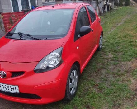 Красный Тойота Айго, объемом двигателя 1 л и пробегом 150 тыс. км за 4600 $, фото 1 на Automoto.ua