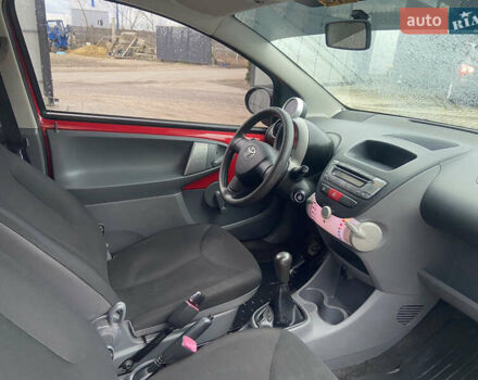 Красный Тойота Айго, объемом двигателя 1 л и пробегом 151 тыс. км за 3900 $, фото 7 на Automoto.ua
