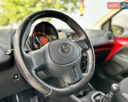 Красный Тойота Айго, объемом двигателя 1 л и пробегом 140 тыс. км за 7500 $, фото 29 на Automoto.ua