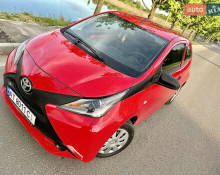 Красный Тойота Айго, объемом двигателя 1 л и пробегом 140 тыс. км за 7500 $, фото 1 на Automoto.ua