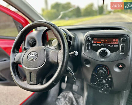 Красный Тойота Айго, объемом двигателя 1 л и пробегом 140 тыс. км за 7500 $, фото 32 на Automoto.ua