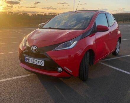 Красный Тойота Айго, объемом двигателя 1 л и пробегом 95 тыс. км за 8300 $, фото 1 на Automoto.ua