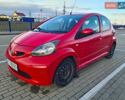 Червоний Тойота Айго, об'ємом двигуна 1 л та пробігом 161 тис. км за 3400 $, фото 1 на Automoto.ua