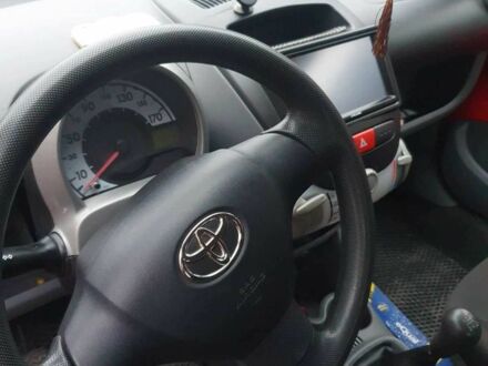 Красный Тойота Айго, объемом двигателя 1 л и пробегом 150 тыс. км за 4600 $, фото 1 на Automoto.ua