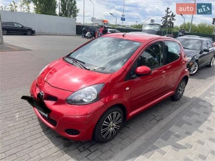 Красный Тойота Айго, объемом двигателя 1 л и пробегом 213 тыс. км за 4700 $, фото 1 на Automoto.ua