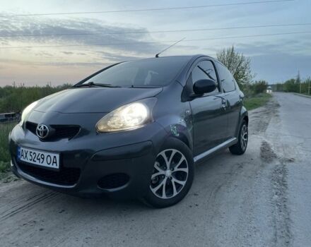 Сірий Тойота Айго, об'ємом двигуна 1 л та пробігом 157 тис. км за 5600 $, фото 1 на Automoto.ua