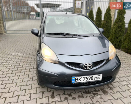 Серый Тойота Айго, объемом двигателя 1 л и пробегом 172 тыс. км за 3650 $, фото 2 на Automoto.ua