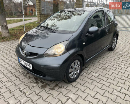 Серый Тойота Айго, объемом двигателя 1 л и пробегом 172 тыс. км за 3650 $, фото 3 на Automoto.ua