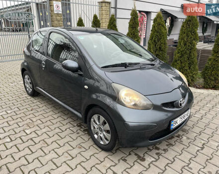 Серый Тойота Айго, объемом двигателя 1 л и пробегом 172 тыс. км за 3650 $, фото 1 на Automoto.ua