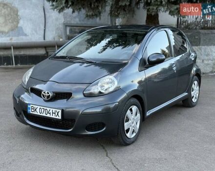 Серый Тойота Айго, объемом двигателя 1 л и пробегом 247 тыс. км за 4250 $, фото 1 на Automoto.ua