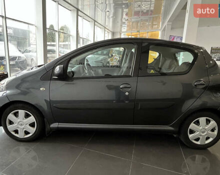 Серый Тойота Айго, объемом двигателя 1 л и пробегом 173 тыс. км за 5200 $, фото 3 на Automoto.ua