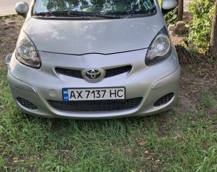 Серый Тойота Айго, объемом двигателя 1 л и пробегом 218 тыс. км за 3500 $, фото 1 на Automoto.ua