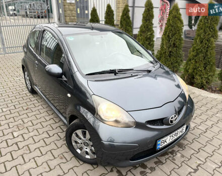 Серый Тойота Айго, объемом двигателя 1 л и пробегом 172 тыс. км за 3650 $, фото 1 на Automoto.ua