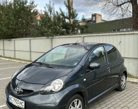 Сірий Тойота Айго, об'ємом двигуна 1.4 л та пробігом 300 тис. км за 5000 $, фото 1 на Automoto.ua