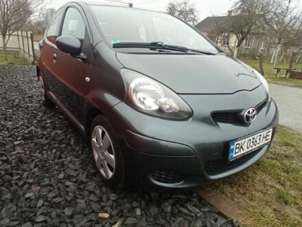 Серый Тойота Айго, объемом двигателя 1 л и пробегом 164 тыс. км за 4500 $, фото 1 на Automoto.ua