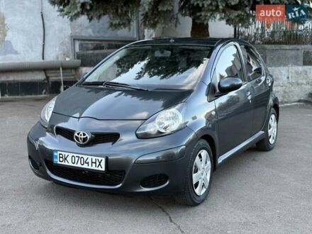Серый Тойота Айго, объемом двигателя 1 л и пробегом 247 тыс. км за 4250 $, фото 1 на Automoto.ua