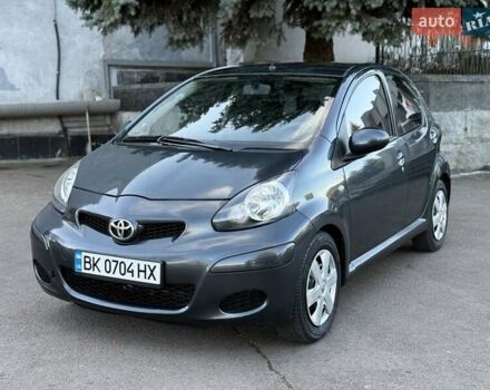 Серый Тойота Айго, объемом двигателя 1 л и пробегом 247 тыс. км за 4250 $, фото 1 на Automoto.ua