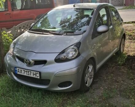 Серый Тойота Айго, объемом двигателя 1 л и пробегом 218 тыс. км за 3500 $, фото 1 на Automoto.ua