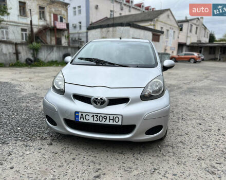 Серый Тойота Айго, объемом двигателя 1 л и пробегом 197 тыс. км за 5400 $, фото 1 на Automoto.ua