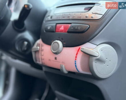 Синій Тойота Айго, об'ємом двигуна 1 л та пробігом 142 тис. км за 3999 $, фото 25 на Automoto.ua