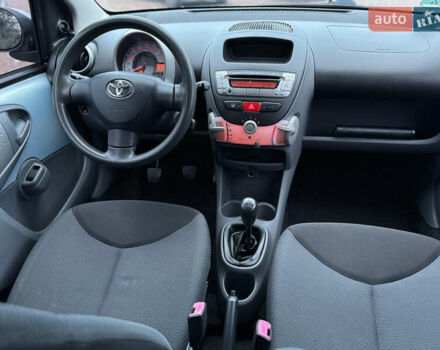 Синій Тойота Айго, об'ємом двигуна 1 л та пробігом 142 тис. км за 3999 $, фото 30 на Automoto.ua