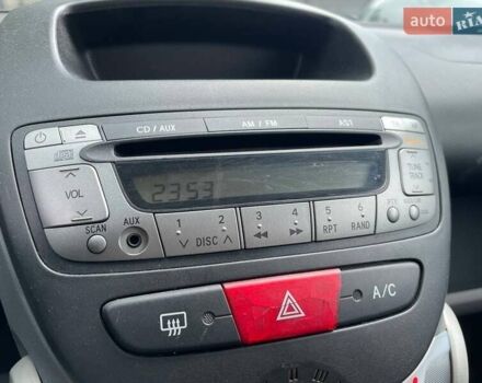 Синій Тойота Айго, об'ємом двигуна 1 л та пробігом 122 тис. км за 4690 $, фото 19 на Automoto.ua