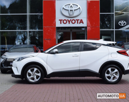 Белый Тойота C-HR, объемом двигателя 2 л и пробегом 62 тыс. км за 19800 $, фото 2 на Automoto.ua