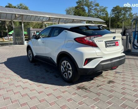 Белый Тойота C-HR, объемом двигателя 0 л и пробегом 75 тыс. км за 18990 $, фото 2 на Automoto.ua