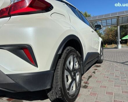 Белый Тойота C-HR, объемом двигателя 0 л и пробегом 75 тыс. км за 18990 $, фото 10 на Automoto.ua