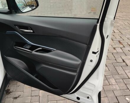 Белый Тойота C-HR, объемом двигателя 1.8 л и пробегом 86 тыс. км за 28000 $, фото 11 на Automoto.ua