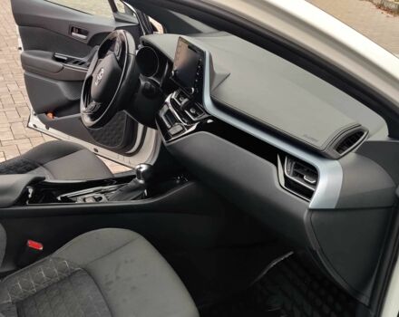 Белый Тойота C-HR, объемом двигателя 1.8 л и пробегом 86 тыс. км за 28000 $, фото 5 на Automoto.ua