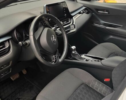 Белый Тойота C-HR, объемом двигателя 1.8 л и пробегом 86 тыс. км за 28000 $, фото 6 на Automoto.ua