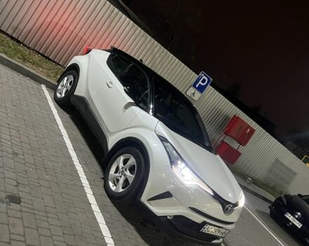 Белый Тойота C-HR, объемом двигателя 1.2 л и пробегом 92 тыс. км за 18700 $, фото 1 на Automoto.ua
