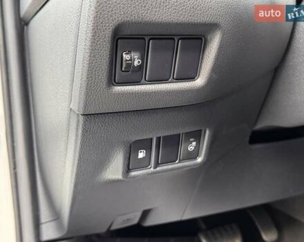 Белый Тойота C-HR, объемом двигателя 1.2 л и пробегом 168 тыс. км за 16900 $, фото 9 на Automoto.ua