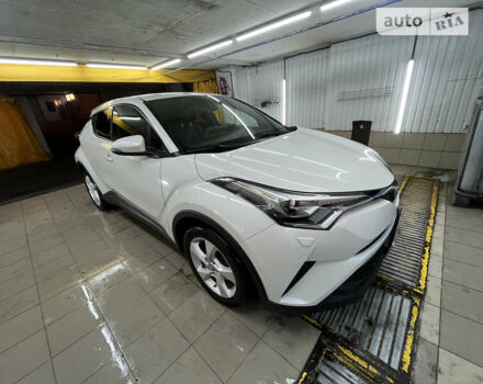 Белый Тойота C-HR, объемом двигателя 1.2 л и пробегом 101 тыс. км за 18500 $, фото 3 на Automoto.ua