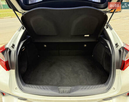 Белый Тойота C-HR, объемом двигателя 1.2 л и пробегом 105 тыс. км за 15500 $, фото 16 на Automoto.ua