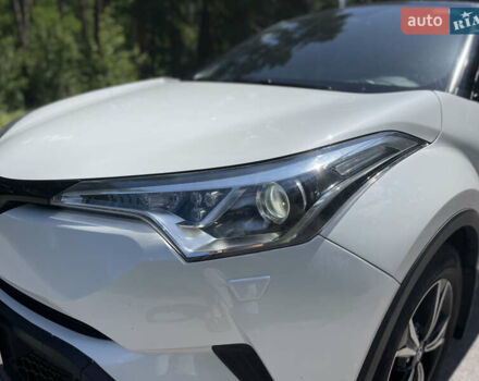 Белый Тойота C-HR, объемом двигателя 1.2 л и пробегом 81 тыс. км за 19000 $, фото 15 на Automoto.ua