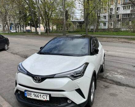 Белый Тойота C-HR, объемом двигателя 1.2 л и пробегом 103 тыс. км за 19500 $, фото 1 на Automoto.ua