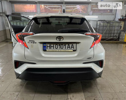 Белый Тойота C-HR, объемом двигателя 1.2 л и пробегом 101 тыс. км за 18500 $, фото 2 на Automoto.ua