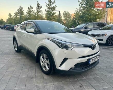 Белый Тойота C-HR, объемом двигателя 1.2 л и пробегом 146 тыс. км за 15700 $, фото 2 на Automoto.ua
