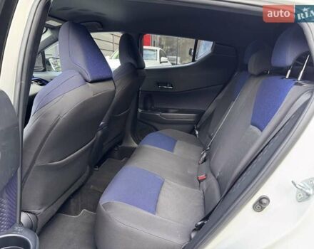 Белый Тойота C-HR, объемом двигателя 1.2 л и пробегом 168 тыс. км за 16900 $, фото 11 на Automoto.ua